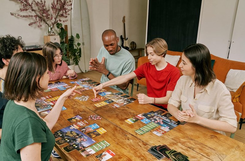 7 Wonders: siete civilizaciones, cartas que se pasan al vecino y el draft simultáneo que hace que siete personas terminen en treinta minutos