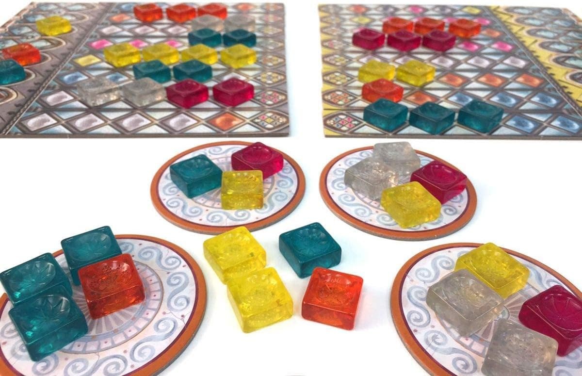 Azul: El Vitral de Sintra — paneles de colores que se construyen columna a columna, piezas que no caben que penalizan y la segunda entrega de la familia que cambia la lógica de colocación respecto al original