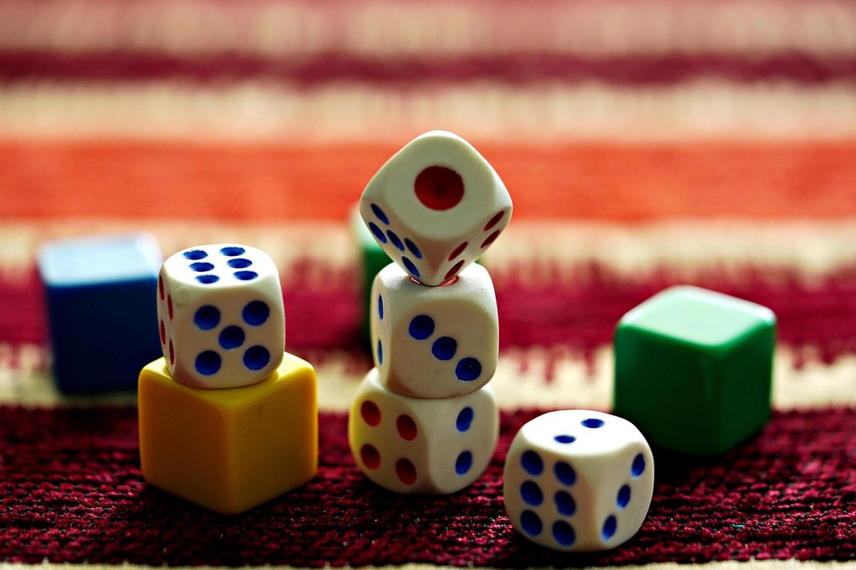 Juegos de mesa para jugar con los suegros: la guía de la situación más difícil del hobby