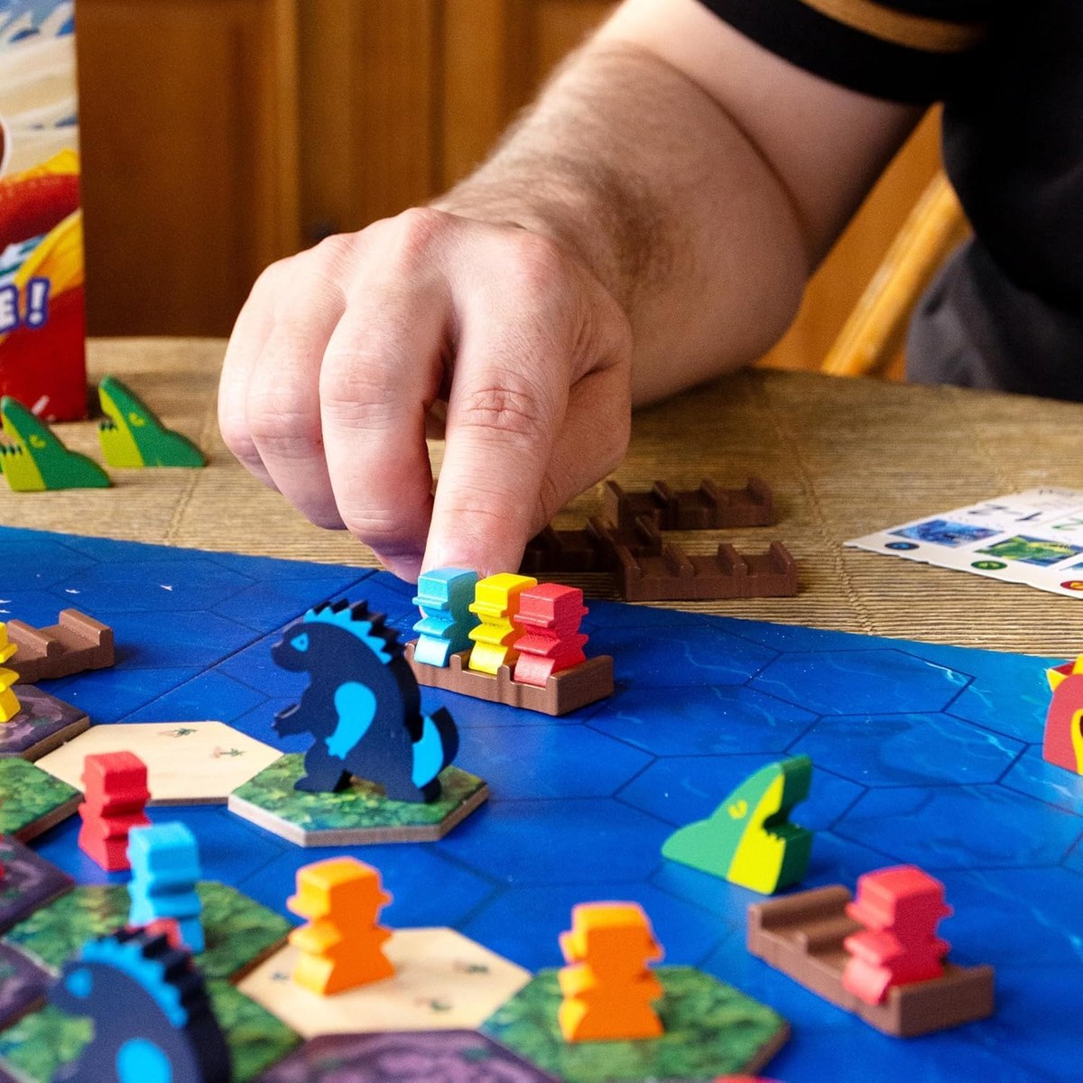 La temática de un eurogame: cuándo es decoración, cuándo es argumento y por qué esa diferencia importa más de lo que parece al elegir qué comprar